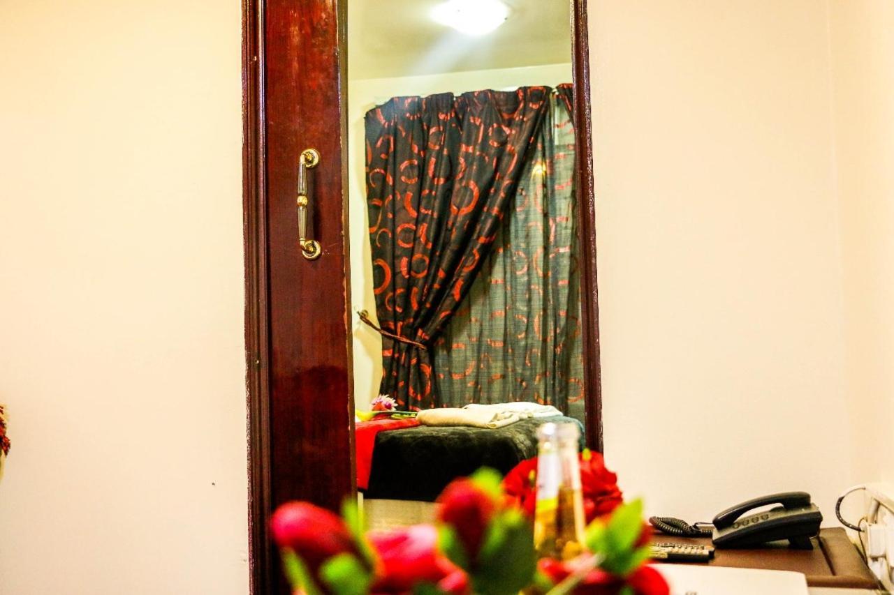 Karoon Hotel Дубай Екстериор снимка
